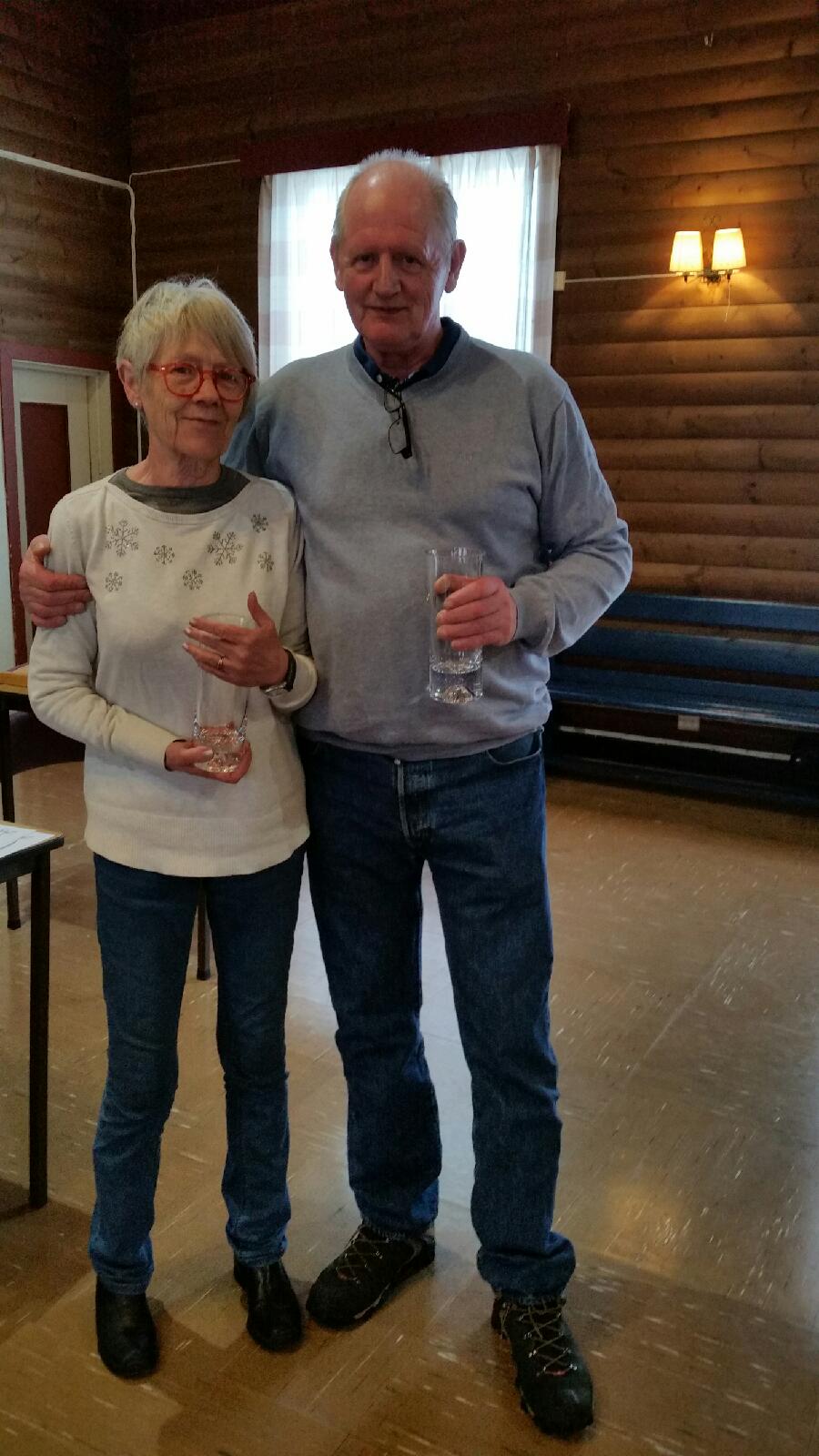 Vinnerparet med sine pokaler